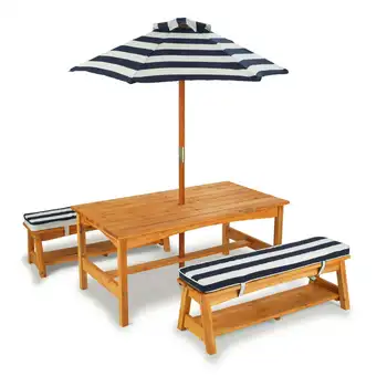 Деревянный стол и скамейки с подушками и зонтиком, темно-синий